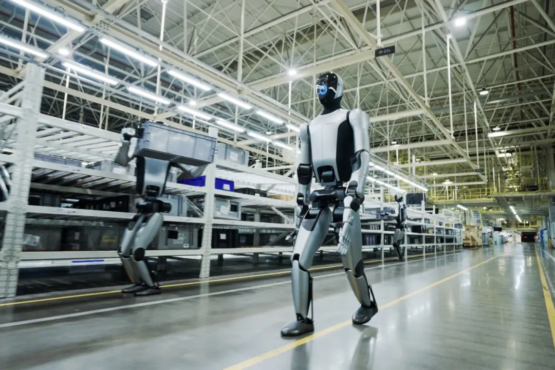 优必选Walker S2工业人形机器人:1.76米身高+24小时自主换电,重新定义智能制造