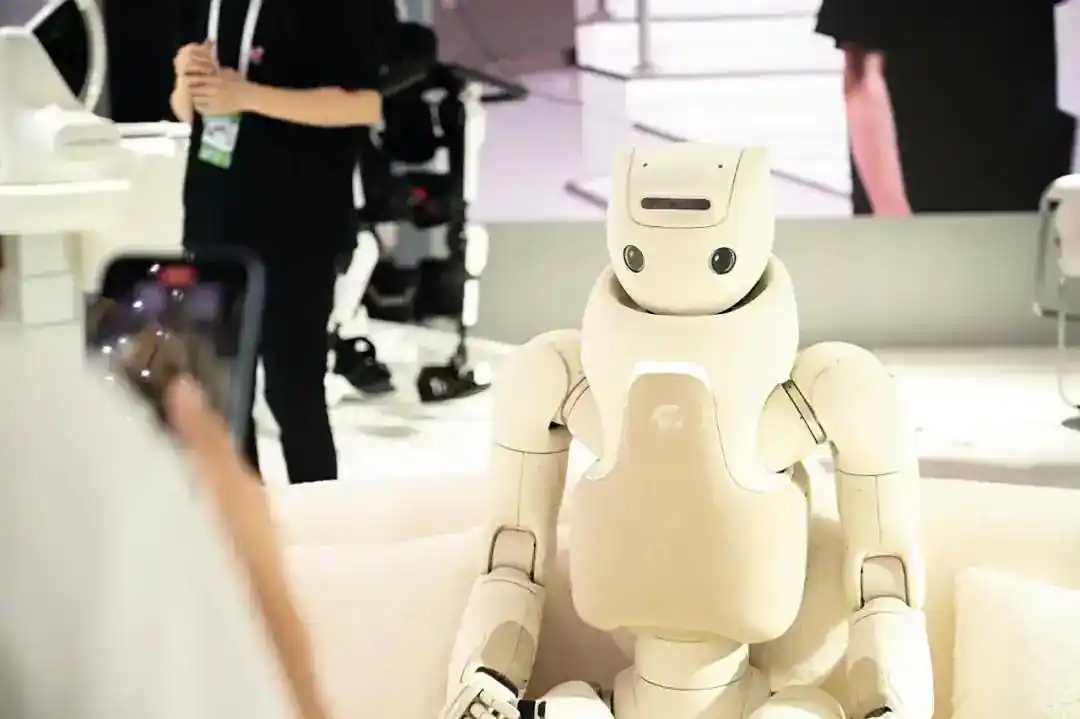 傅利叶智能发布全尺寸交互陪伴机器人GR-3,具备触觉反馈与情感互动